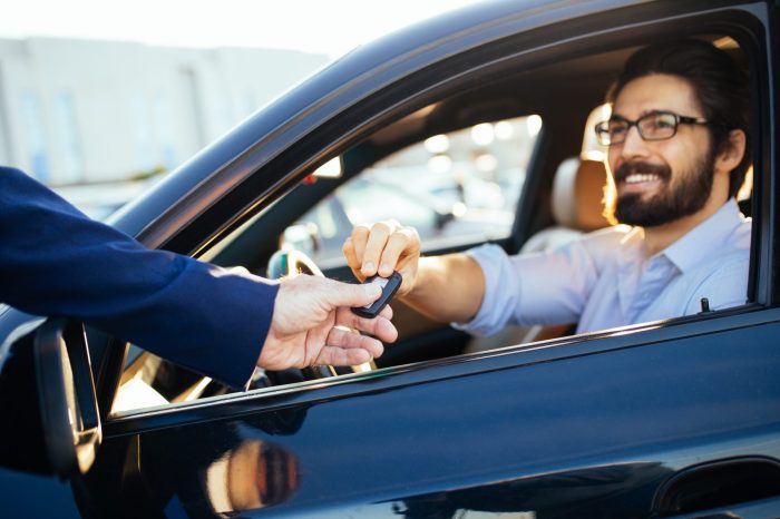 Los hombres venden carros correct incorrect